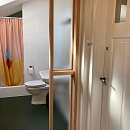 Türe aus Seekiefer und Lärche für Badezimmer