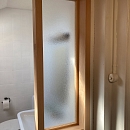 Türe aus Seekiefer und Lärche für Badezimmer