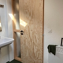 Türe aus Seekiefer und Lärche für Badezimmer