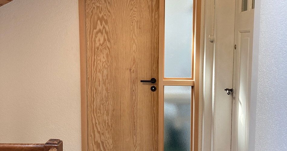 Türe aus Seekiefer und Lärche für Badezimmer