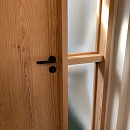 Türe aus Seekiefer und Lärche für Badezimmer